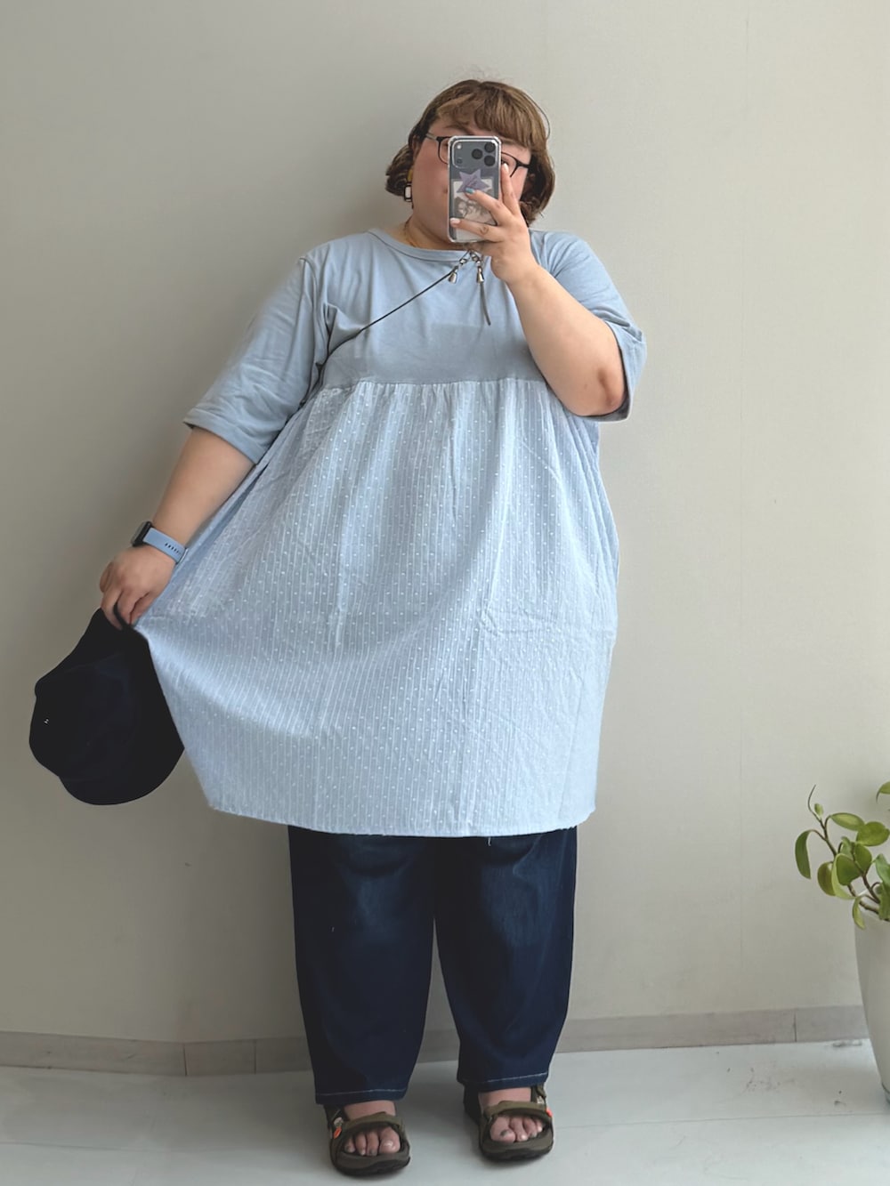 ブルー系のパンツ、ブルー系のチュニック、ゴールド系のネックレスを着用したレディースの夏コーディネートの2枚目の写真