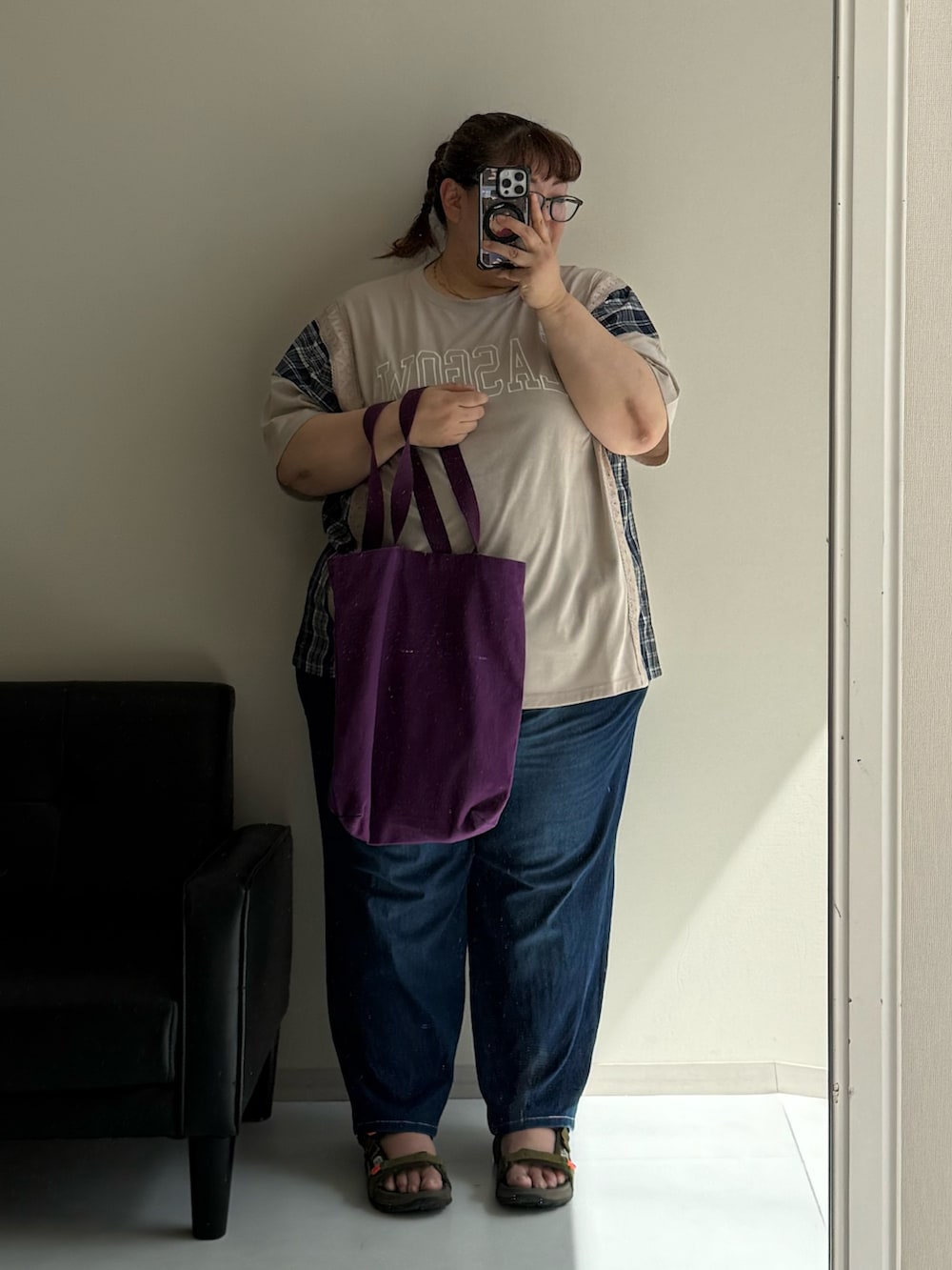 ブルー系のパンツ、ベージュ系のTシャツ/カットソー、ゴールド系のネックレスを着用したレディースの春コーディネートの2枚目の写真
