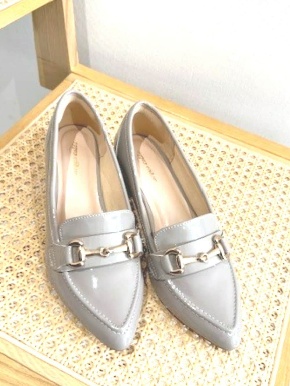 ピンク系のシャツ/ブラウス、ブラック系のパンツ、グレー系のショルダーバッグを着用したレディースの冬コーディネートの5枚目の写真