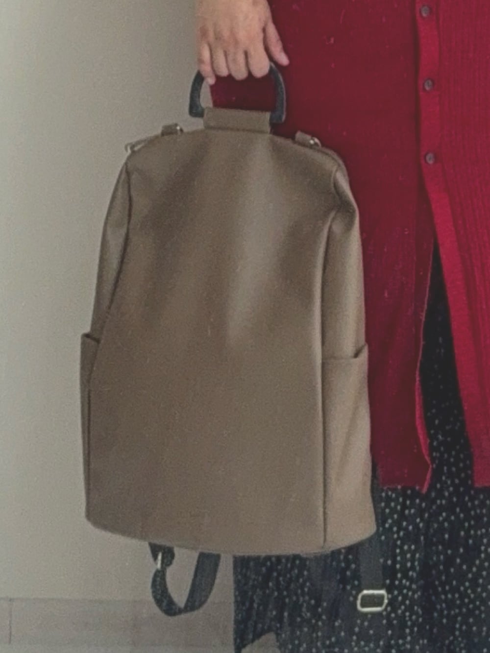 ブラック系のスニーカー、ホワイト系のTシャツ/カットソー、グレー系のバックパック/リュックを着用したレディースの秋コーディネートの3枚目の写真