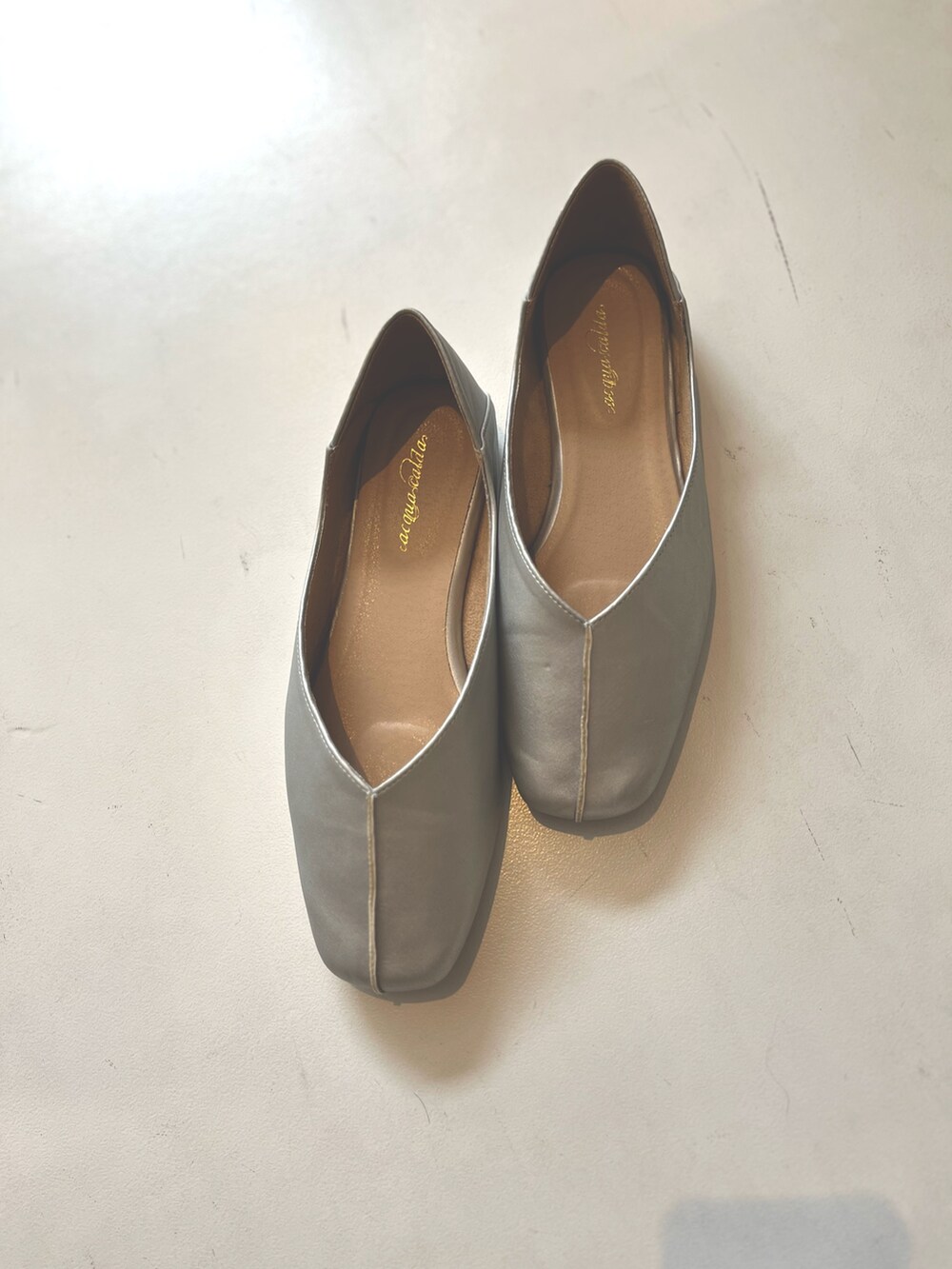 ブラック系のスカート、ブルー系のシャツ/ブラウス、シルバー系のパンプスを着用したレディースの春コーディネートの2枚目の写真