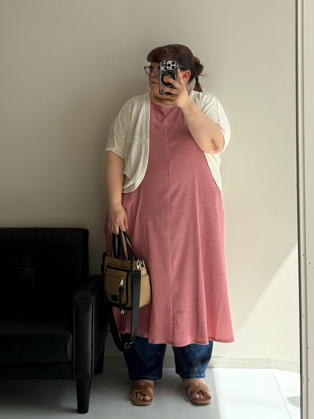 ブルー系のパンツ、ホワイト系のカーディガン/ボレロ、ピンク系のワンピースを着用したレディースの夏コーディネートの2枚目の写真