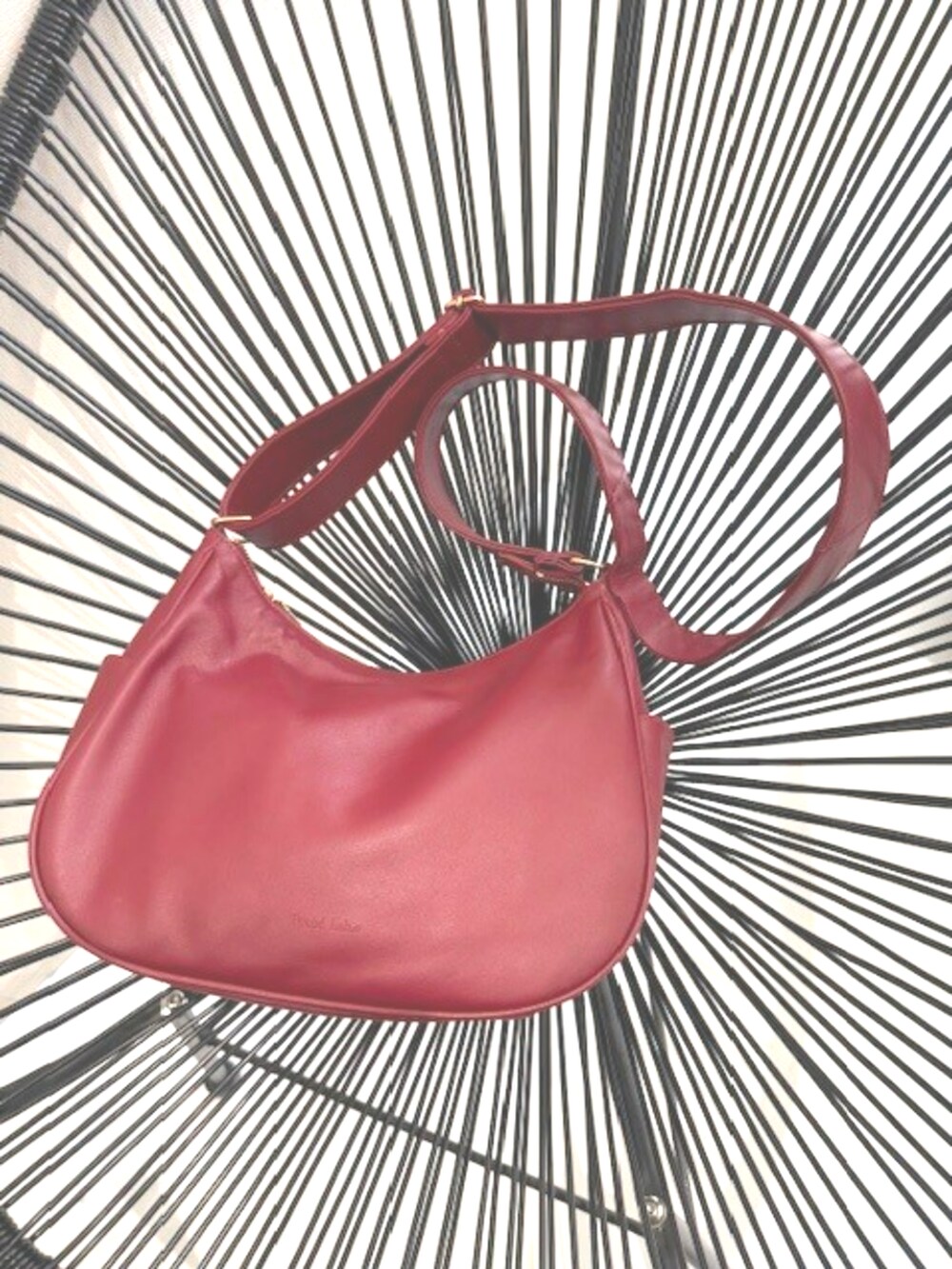 ブラック系のチュニック、レッド系のショルダーバッグを着用したレディースの冬コーディネートの4枚目の写真