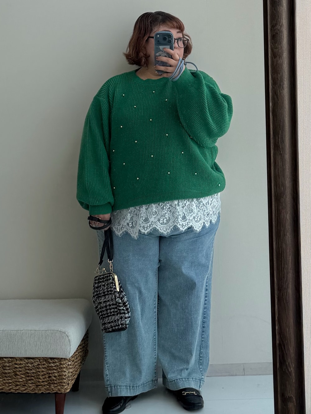 ブルー系のパンツ、ブラック系のローファー、ホワイト系のTシャツ/カットソーを着用したレディースの秋コーディネートの2枚目の写真