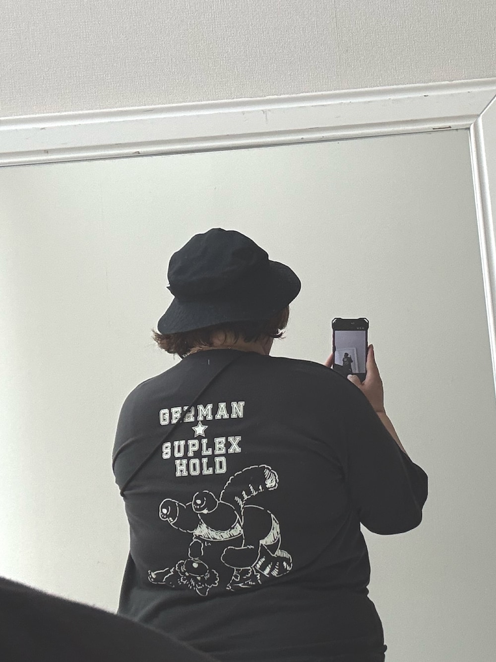 ホワイト系のサンダル、ブラック系のスカート、ブルー系のTシャツ/カットソーを着用したレディースの夏コーディネートの2枚目の写真