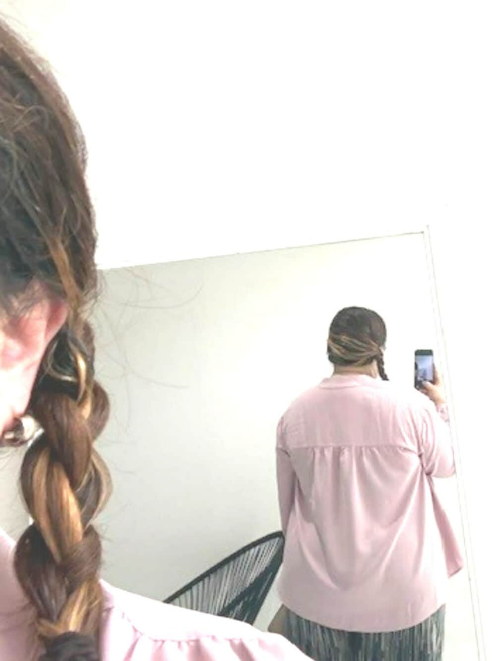 ピンク系のシャツ/ブラウス、ブラック系のパンツ、グレー系のショルダーバッグを着用したレディースの冬コーディネートの4枚目の写真