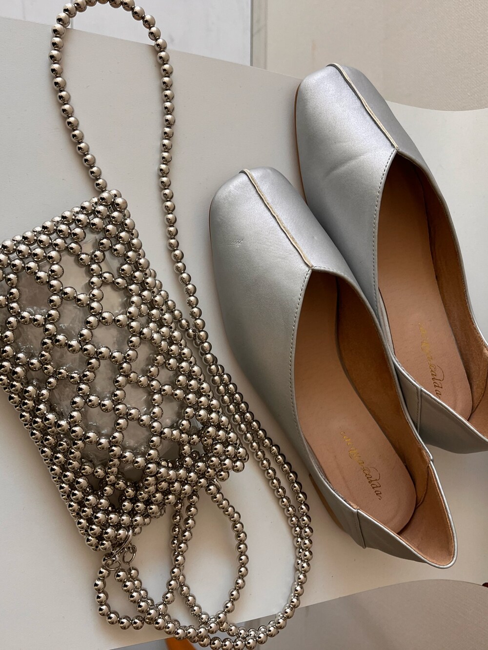 ブラック系のワンピース、ブラック系のニット/セーター、ブルー系のパンツを着用したレディースの冬コーディネートの4枚目の写真