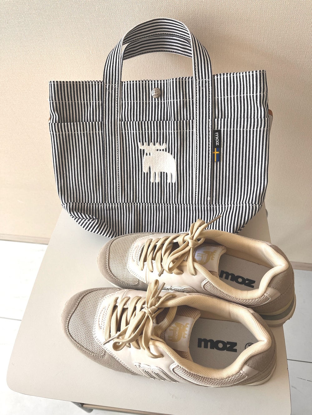 グレー系のワンピース、ベージュ系のスニーカー、ブルー系のトートバッグを着用したレディースの冬コーディネートの3枚目の写真