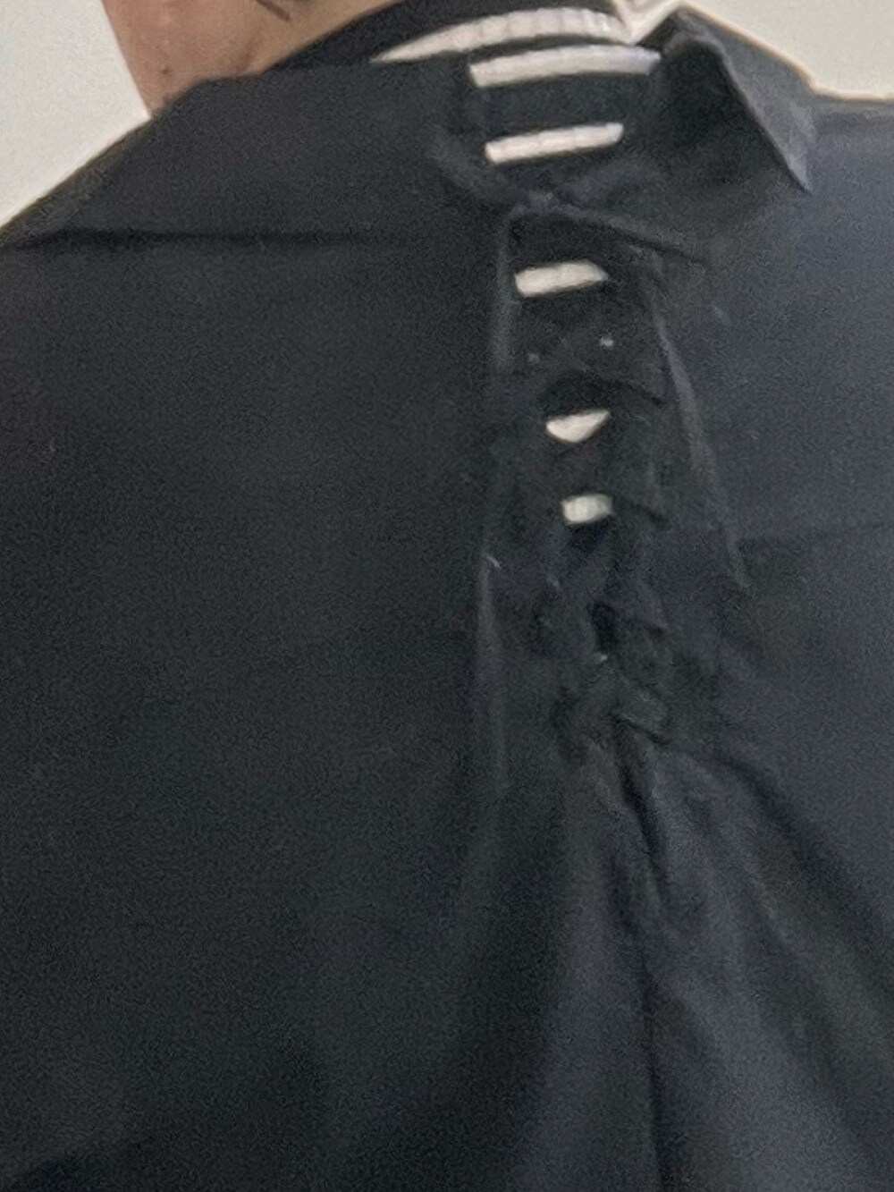 ブラック系のワンピース、ブラック系のニット/セーター、ブルー系のパンツを着用したレディースの冬コーディネートの3枚目の写真