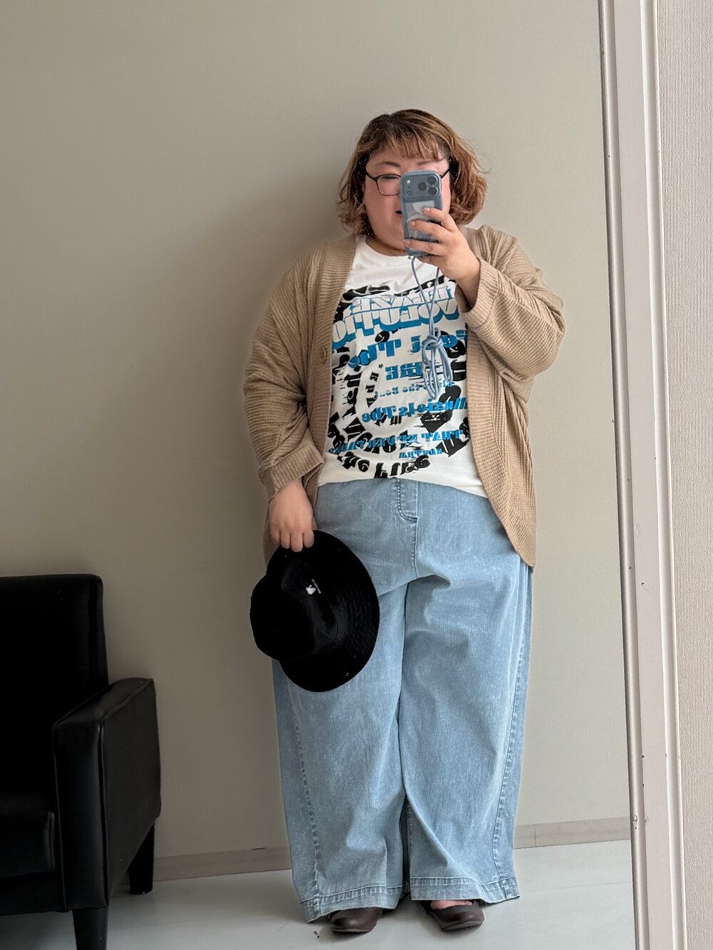 ブラウン系のパンプス、ブルー系のパンツ、レッド系のカーディガン/ボレロを着用したレディースの秋コーディネートの2枚目の写真