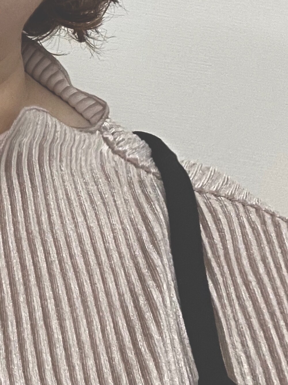 ホワイト系のショルダーバッグ、ブラック系のワンピース、ベージュ系のTシャツ/カットソーを着用したレディースの秋コーディネートの2枚目の写真