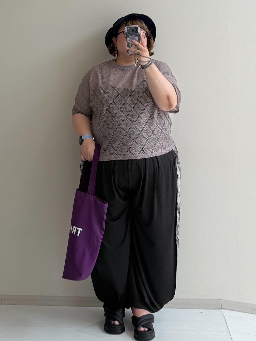 ブラック系のパンツ、ブラック系のサンダル、グレー系のTシャツ/カットソーを着用したレディースの夏コーディネートの3枚目の写真