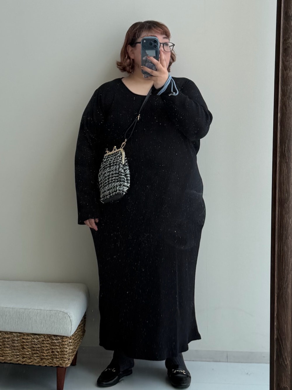 ブルー系のパンツ、ブラック系のローファー、ブラック系のワンピースを着用したレディースの秋コーディネートの2枚目の写真
