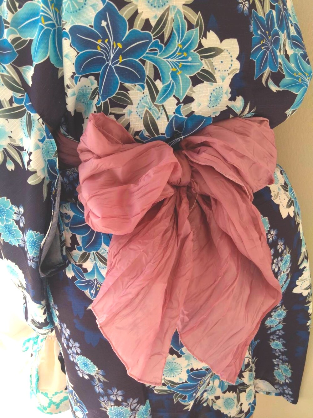 ピンク系の和装小物、ブルー系の浴衣、ホワイト系の水着/着物・浴衣を着用したレディースの夏コーディネートの2枚目の写真