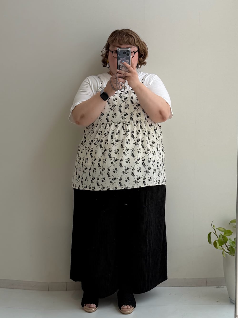 ブラック系のサンダル、グリーン系のTシャツ/カットソー、ブラック系のパンツを着用したレディースの夏コーディネートの2枚目の写真