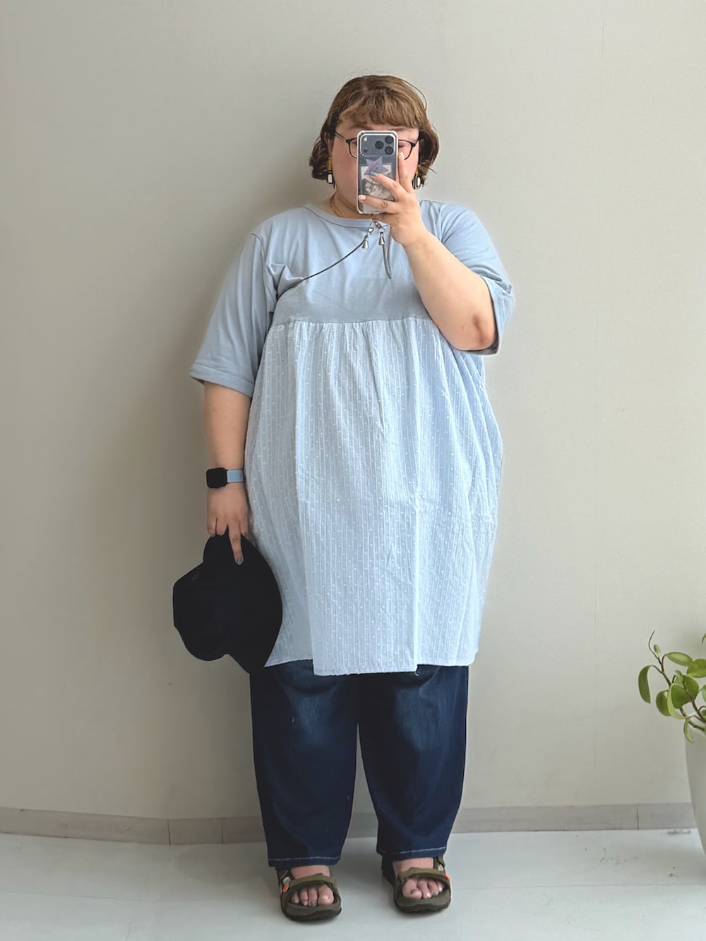 ブルー系のパンツ、ブルー系のチュニック、ゴールド系のネックレスを着用したレディースの夏コーディネートの3枚目の写真