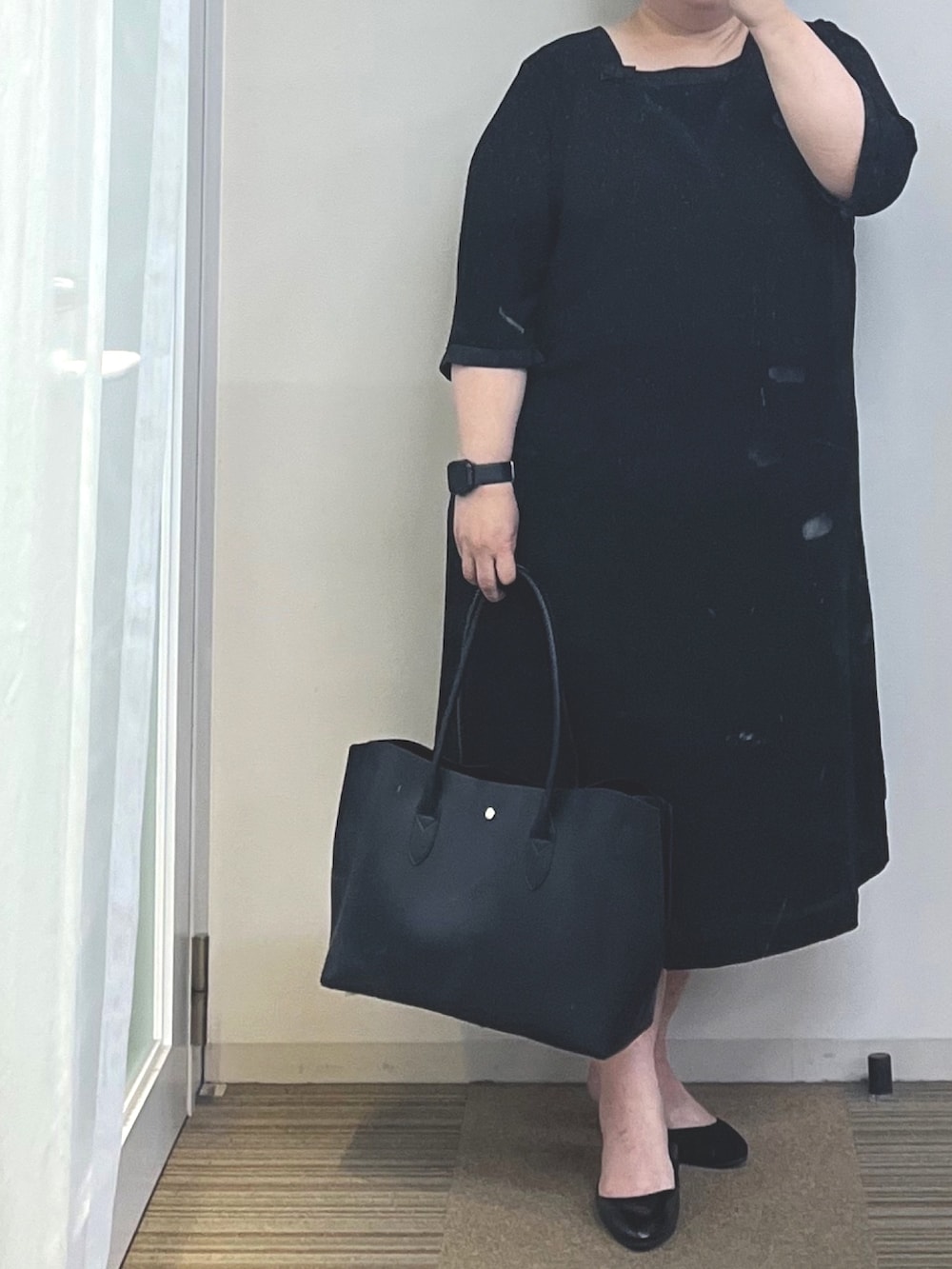 ブラック系のフォーマルスーツ/小物、ブラック系のパンプス、ブラック系のトートバッグを着用したレディースの夏コーディネートの2枚目の写真