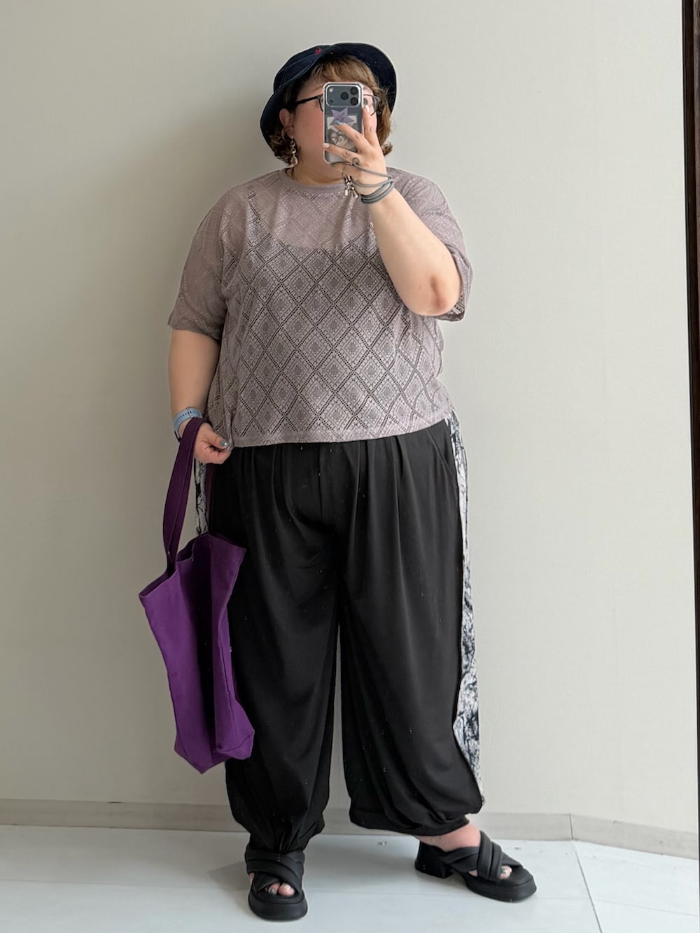 ブラック系のパンツ、ブラック系のサンダル、グレー系のTシャツ/カットソーを着用したレディースの夏コーディネートの2枚目の写真