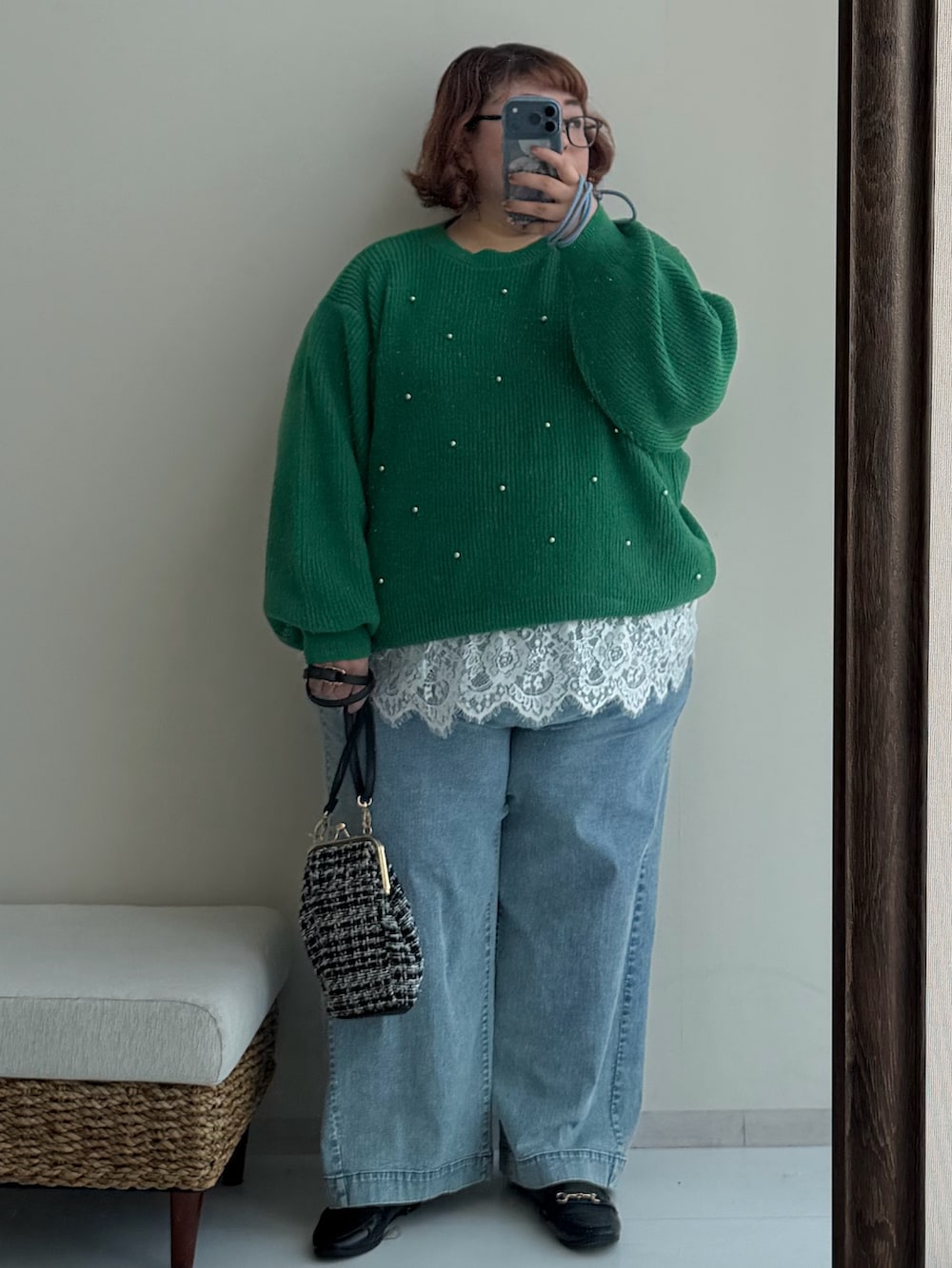 ブルー系のパンツ、ブラック系のローファー、ホワイト系のTシャツ/カットソーを着用したレディースの秋コーディネートの3枚目の写真
