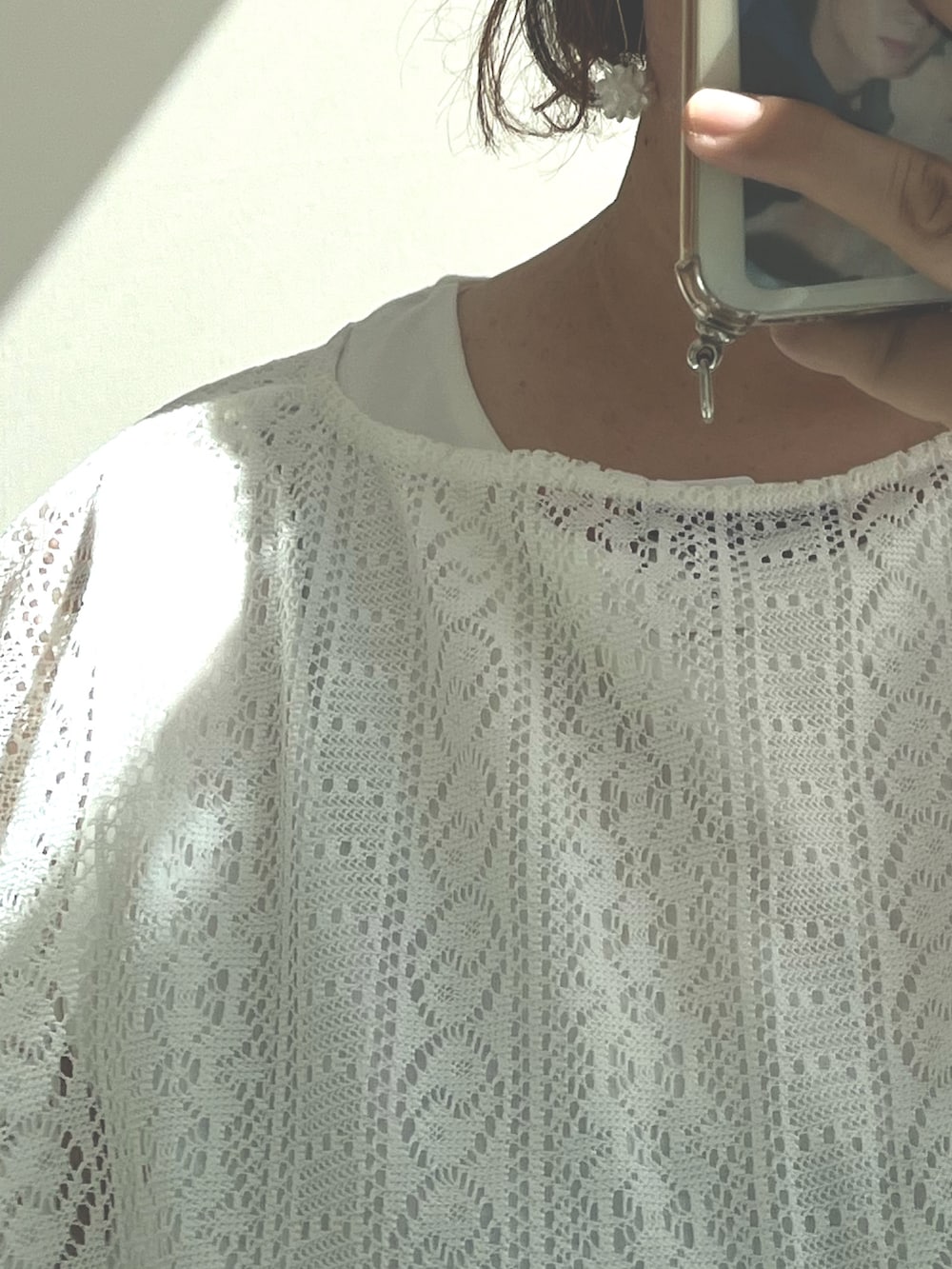 ホワイト系のカーディガン/ボレロ、ブラック系のサンダル、ホワイト系のショルダーバッグを着用したレディースの夏コーディネートの2枚目の写真