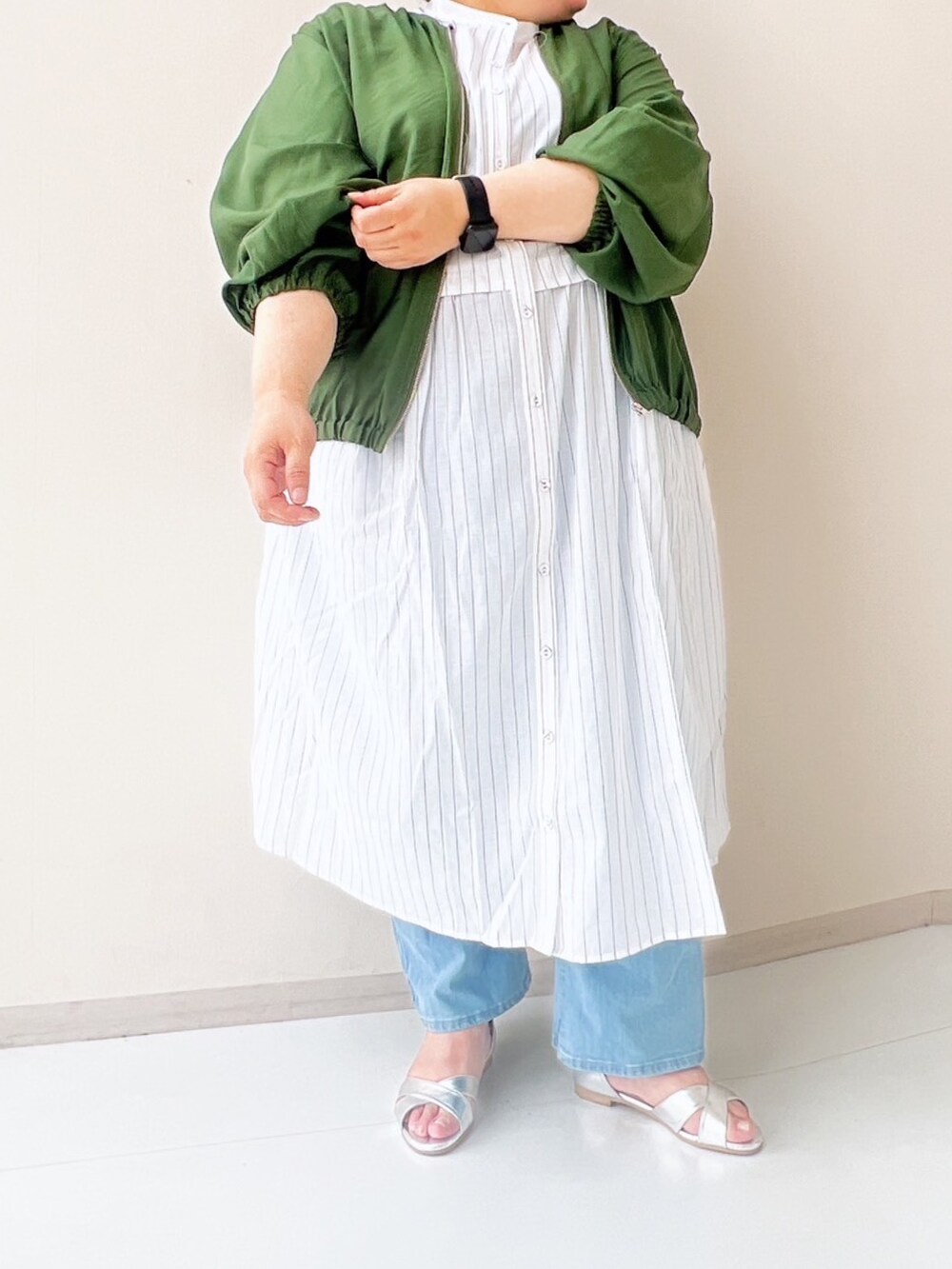 ホワイト系のワンピース、シルバー系のサンダル、ブラック系のノーカラージャケットを着用したレディースの春コーディネートの2枚目の写真