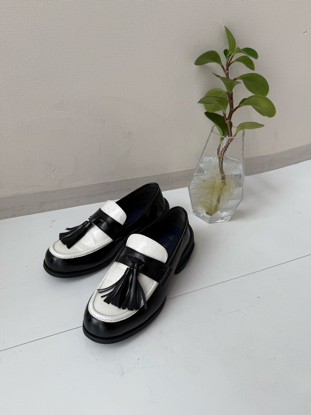 ブルー系のシャツ/ブラウス、ブラック系のパンツ、ホワイト系のTシャツ/カットソーを着用したレディースの秋コーディネートの4枚目の写真