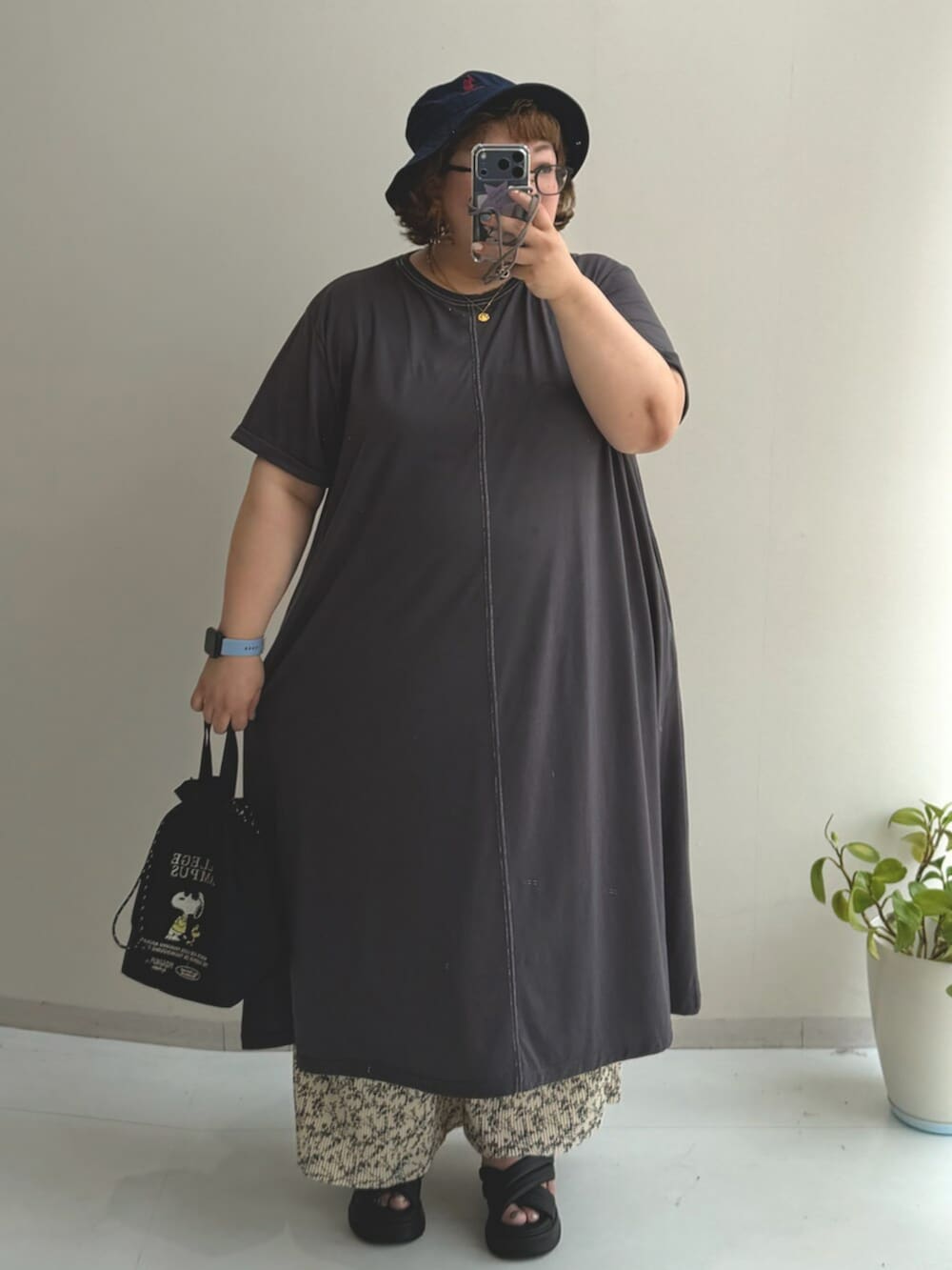 ブラック系のパンツ、ブラック系のキャミソール、グレー系のワンピースを着用したレディースの夏コーディネートの2枚目の写真