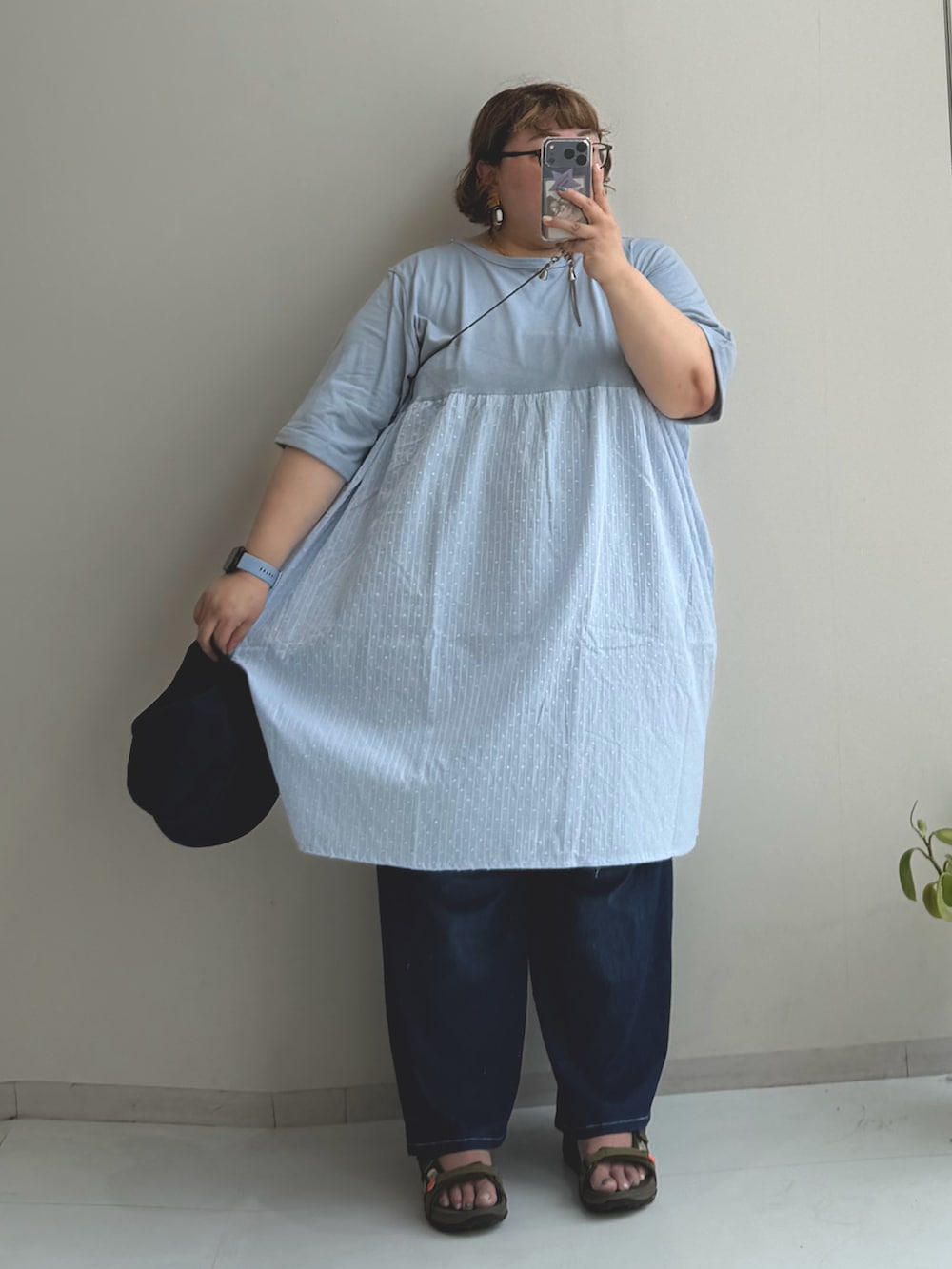 ブルー系のパンツ、ブルー系のチュニック、ゴールド系のネックレスを着用したレディースの夏コーディネートの4枚目の写真