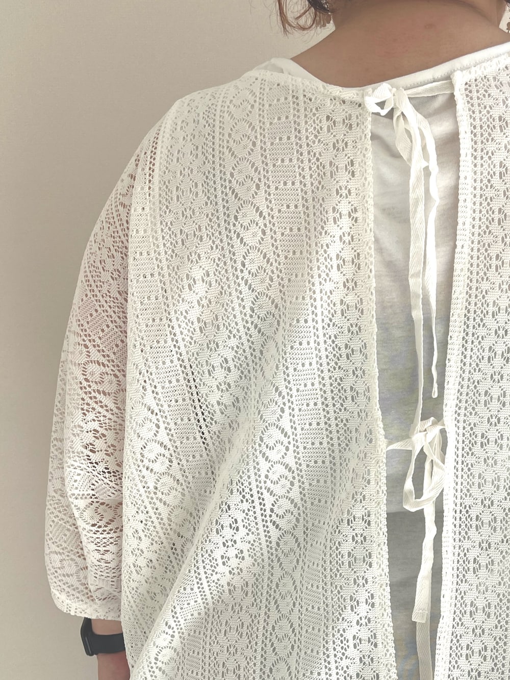 ホワイト系のカーディガン/ボレロ、ブラック系のサンダル、ホワイト系のショルダーバッグを着用したレディースの夏コーディネートの3枚目の写真