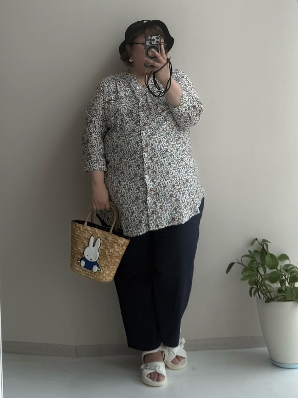 ブルー系のワンピース、ホワイト系のサンダル、ブルー系のトートバッグを着用したレディースの夏コーディネートの2枚目の写真
