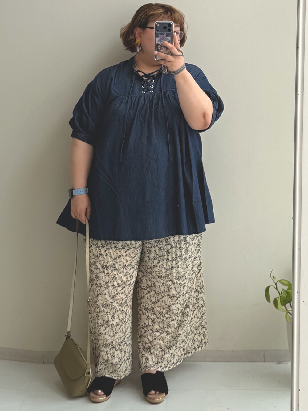 ブラック系のパンツ、ブラック系のサンダル、ブルー系のシャツ/ブラウスを着用したレディースの夏コーディネートの2枚目の写真