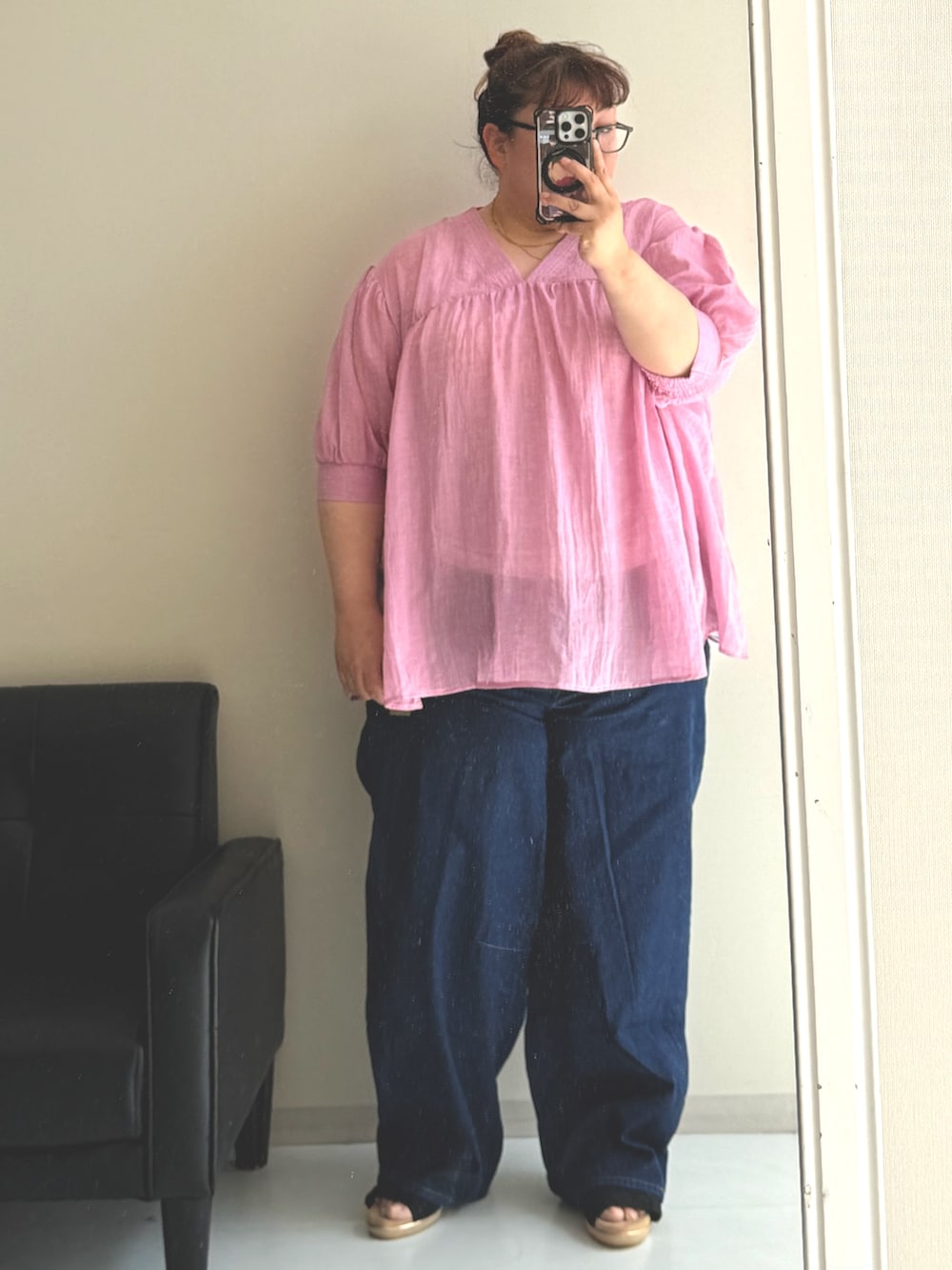 ブルー系のパンツ、ブラック系のサンダル、ピンク系のシャツ/ブラウスを着用したレディースの春コーディネートの2枚目の写真