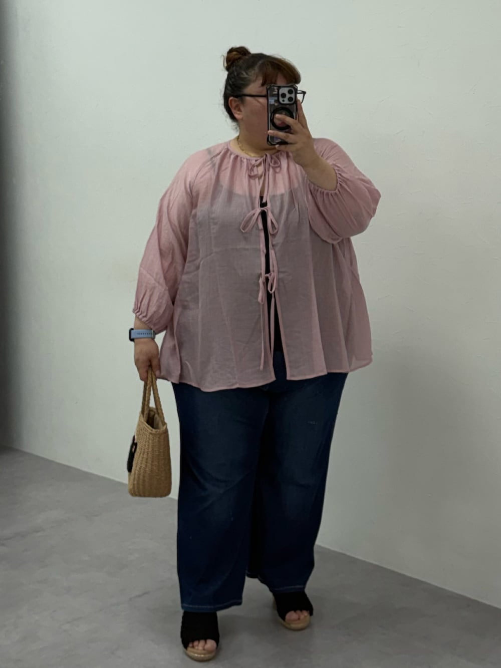ブルー系のパンツ、ブラック系のサンダル、ベージュ系のトートバッグを着用したレディースの夏コーディネートの2枚目の写真