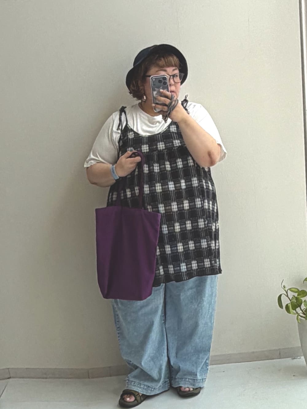 グリーン系のTシャツ/カットソー、ブルー系のパンツ、ブラック系のチュニックを着用したレディースの夏コーディネートの2枚目の写真