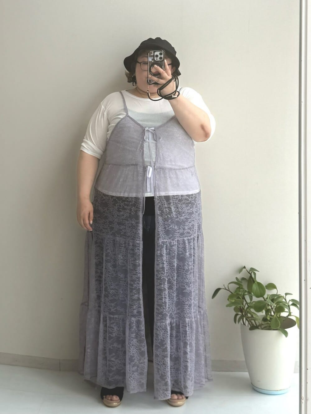 ブラック系のサンダル、ブラック系のキャミソール、ブルー系のワンピースを着用したレディースの夏コーディネートの3枚目の写真