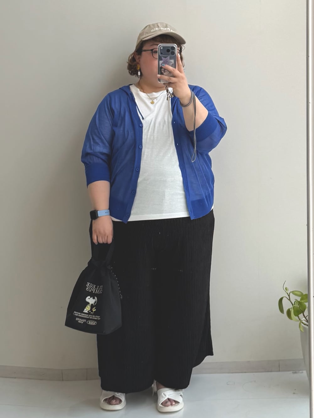 ホワイト系のサンダル、ブラック系のトートバッグ、グリーン系のTシャツ/カットソーを着用したレディースの夏コーディネートの2枚目の写真