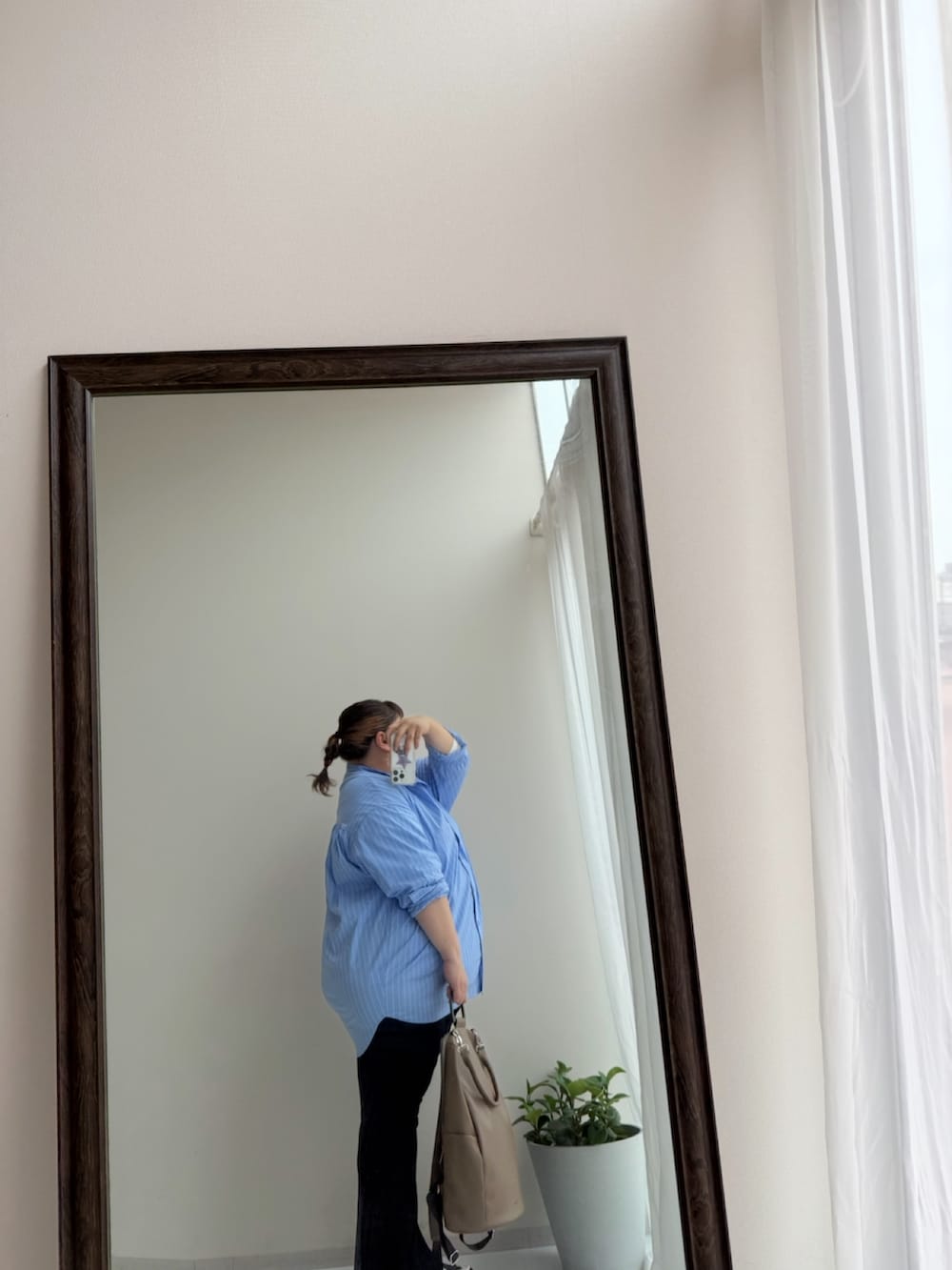 ブルー系のシャツ/ブラウス、ブラック系のパンツ、ホワイト系のTシャツ/カットソーを着用したレディースの秋コーディネートの2枚目の写真