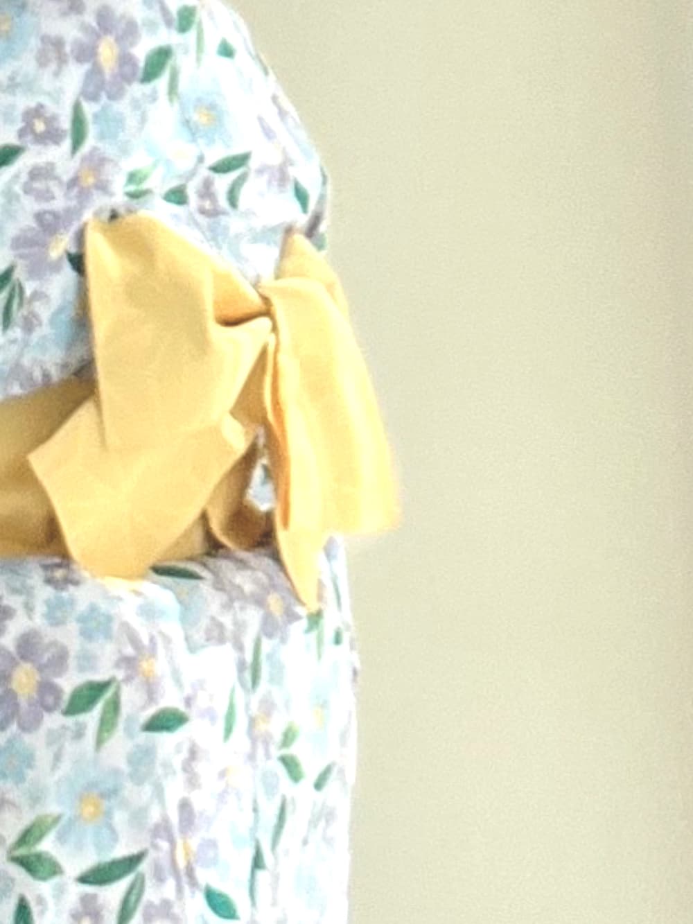 パープル系の浴衣、ホワイト系の水着/着物・浴衣、イエロー系の和装小物を着用したレディースの夏コーディネートの2枚目の写真