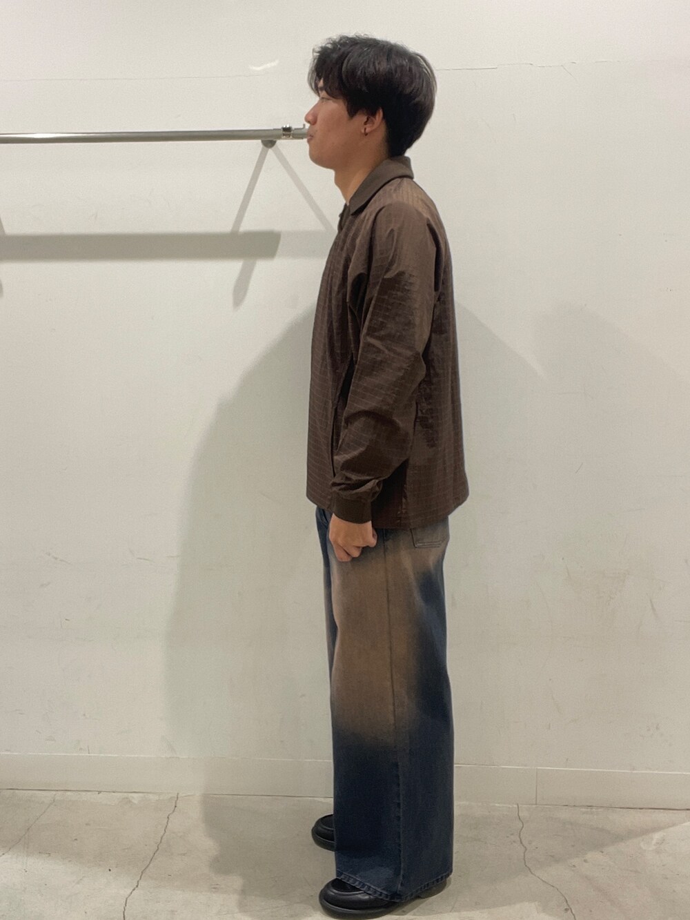ブラウン系のその他トップス、ブルー系のデニムパンツ、ブラック系のローファーを着用したメンズの秋コーディネートの2枚目の写真