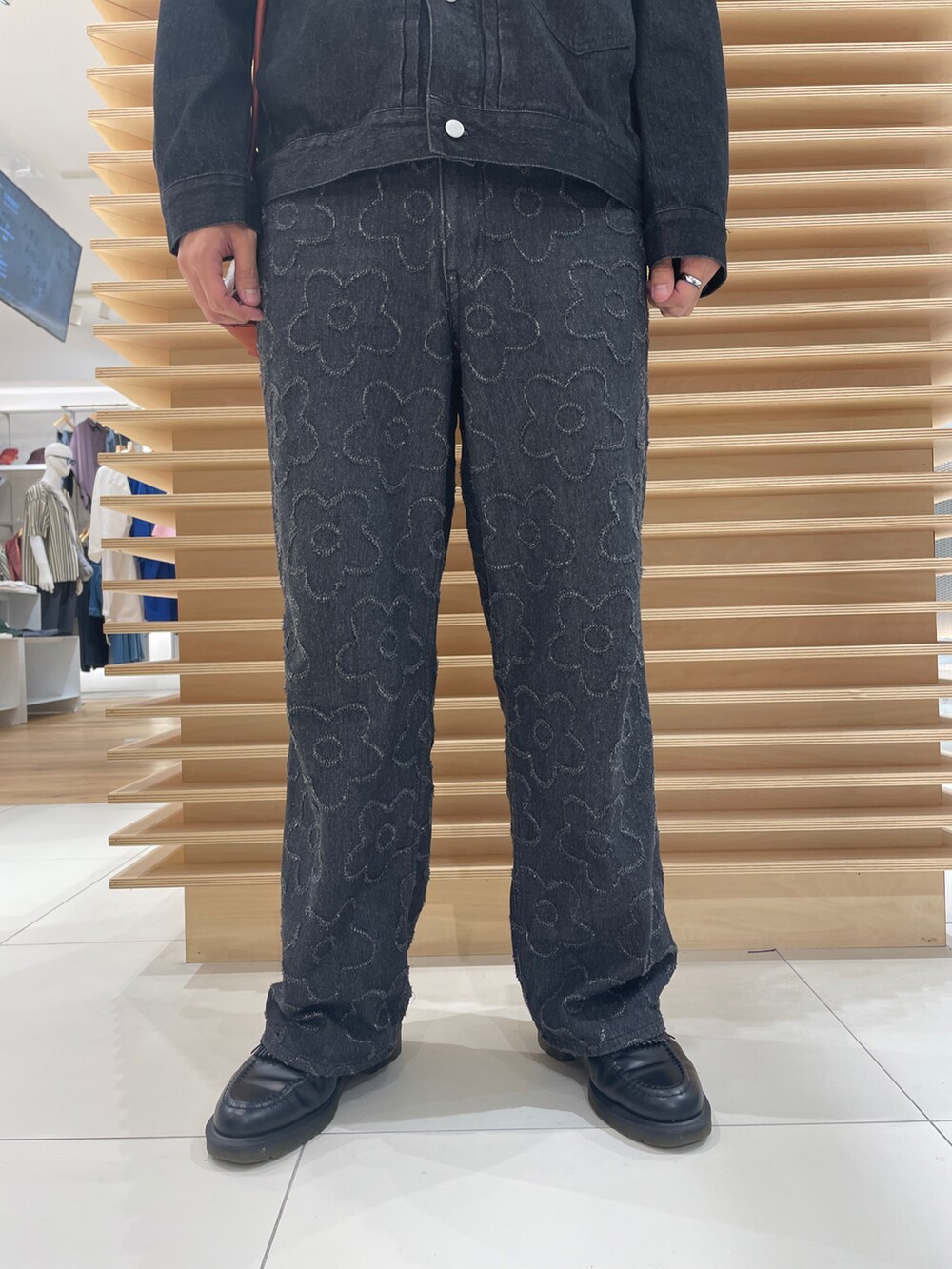 ブラック系のデニムジャケット、ブラック系のデニムパンツ、ブラック系のローファーを着用したメンズの秋コーディネートの5枚目の写真
