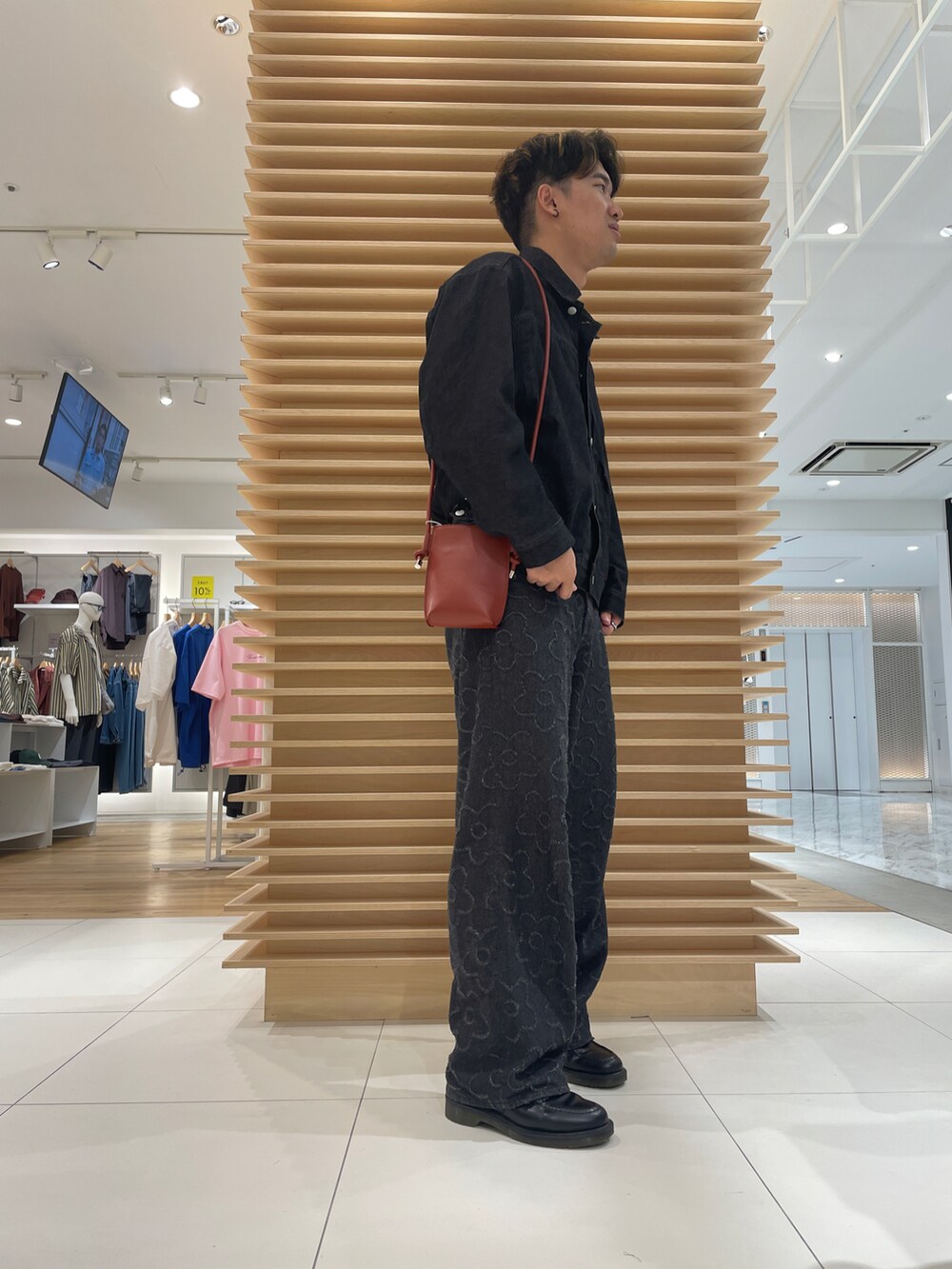 ブラック系のデニムジャケット、ブラック系のデニムパンツ、ブラック系のローファーを着用したメンズの秋コーディネートの2枚目の写真