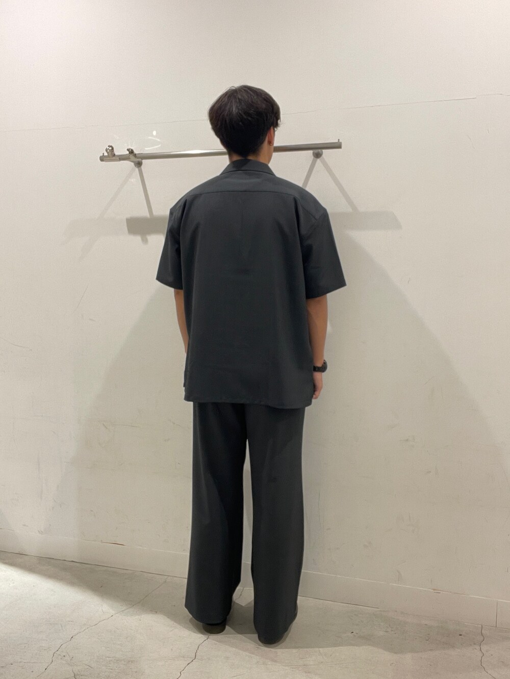 グレー系のシャツ/ブラウス、グレー系のTシャツ/カットソー、グレー系のその他パンツを着用したメンズの夏コーディネートの3枚目の写真