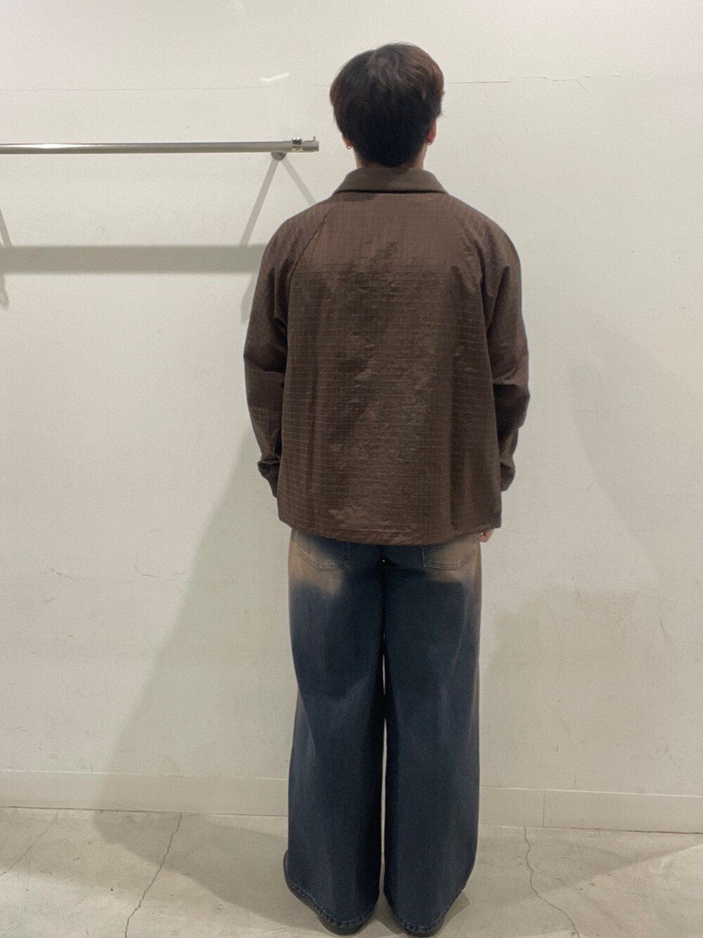 ブラウン系のその他トップス、ブルー系のデニムパンツ、ブラック系のローファーを着用したメンズの秋コーディネートの3枚目の写真