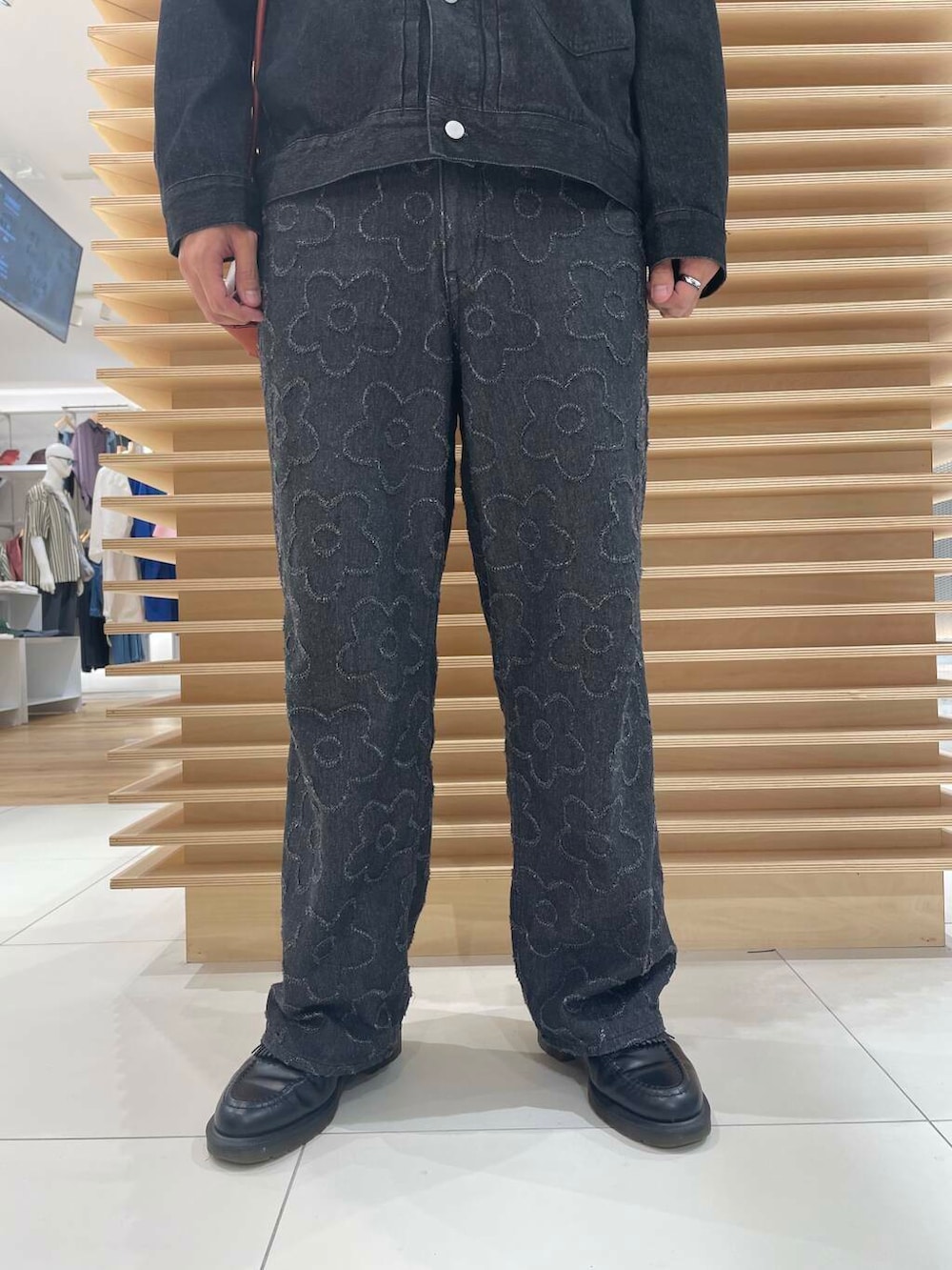 ブラック系のデニムパンツ、ブラック系のデニムジャケット、オレンジ系のショルダーバッグを着用したメンズの秋コーディネートの5枚目の写真