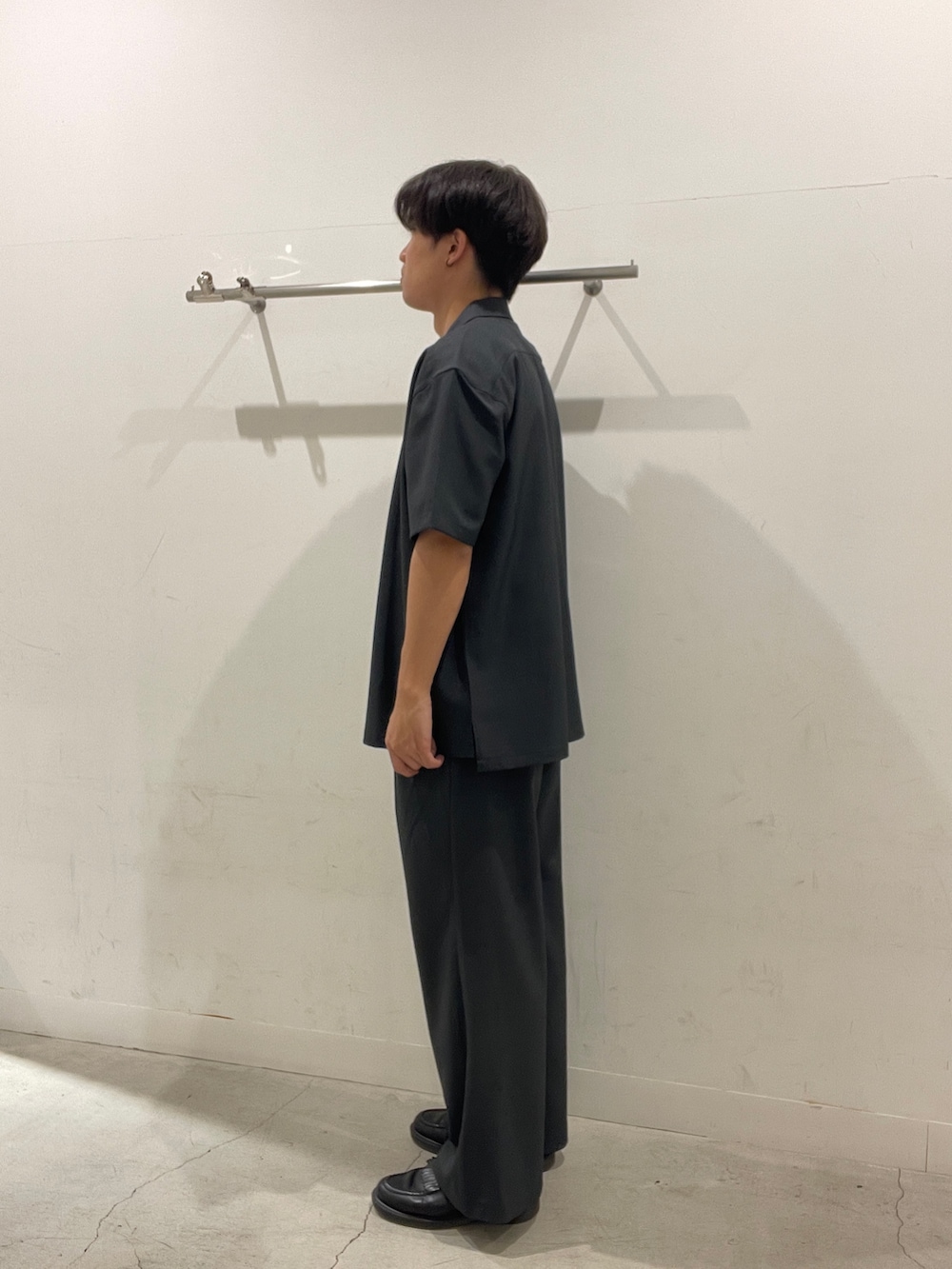 グレー系のシャツ/ブラウス、グレー系のTシャツ/カットソー、グレー系のその他パンツを着用したメンズの夏コーディネートの2枚目の写真