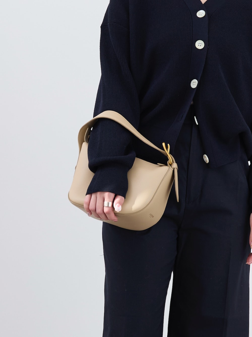 ブルー系のカーディガン/ボレロ、ブルー系のカーディガン/ボレロ、ブルー系のその他パンツを着用したレディースの冬コーディネートの3枚目の写真