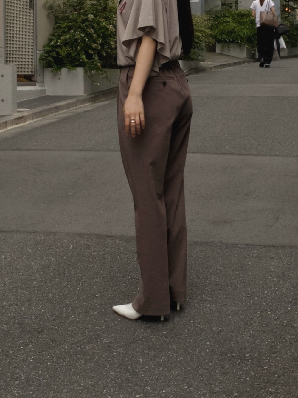 ベージュ系のTシャツ/カットソー、ブラウン系のその他パンツを着用したレディースの夏コーディネートの5枚目の写真