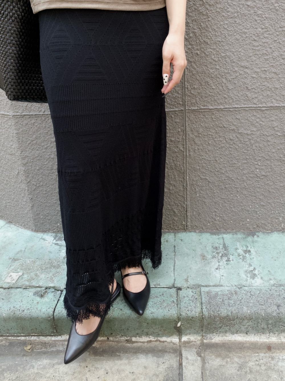 ブラック系のかごバッグ、ブルー系のTシャツ/カットソーを着用したレディースの夏コーディネートの7枚目の写真