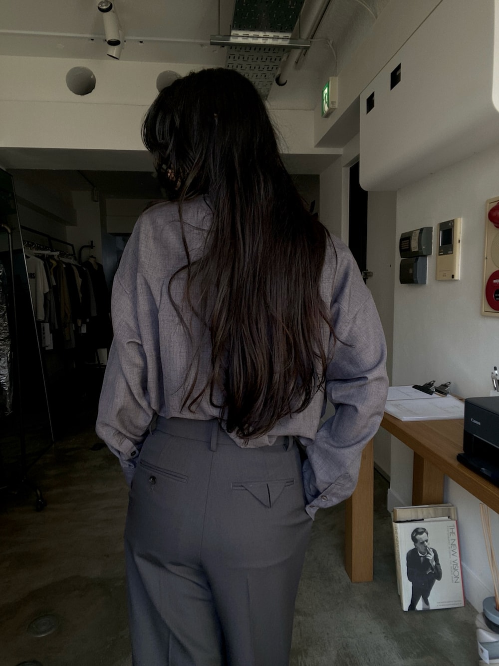 グレー系のシャツ/ブラウス、グレー系のその他パンツを着用したレディースの秋コーディネートの4枚目の写真