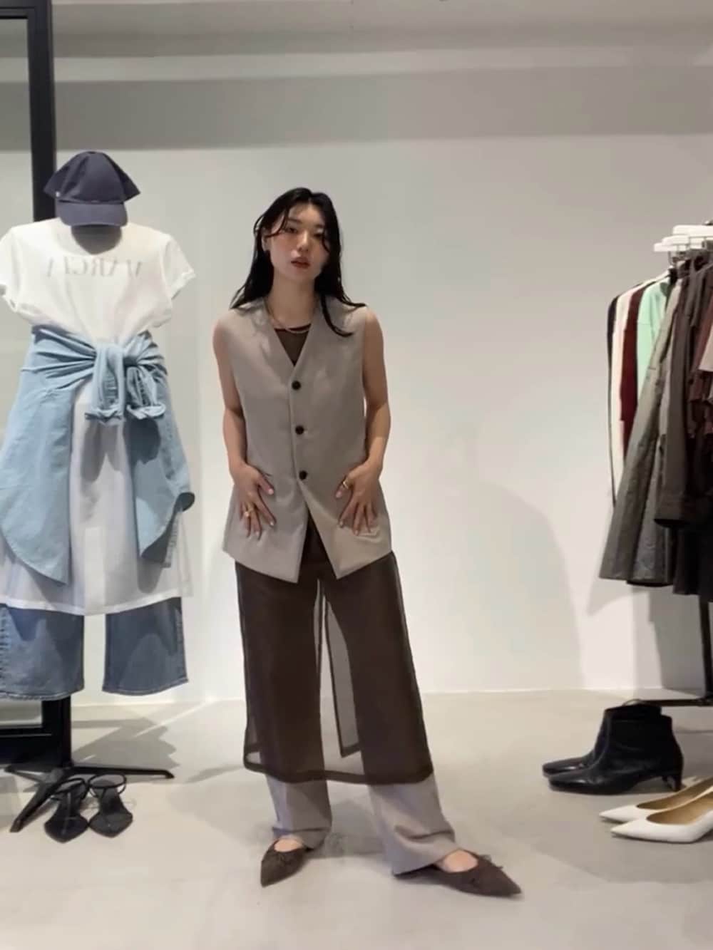 ベージュ系のベスト、ブラウン系のワンピース、ベージュ系のその他パンツを着用したレディースの夏コーディネートの2枚目の写真